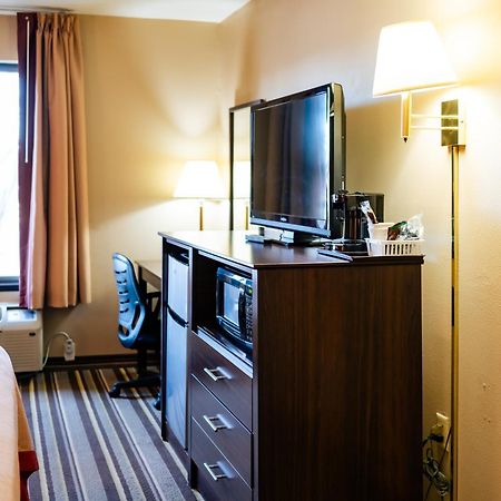 Hotel Super 8 By Wyndham Germantown/Milwaukee Extérieur photo