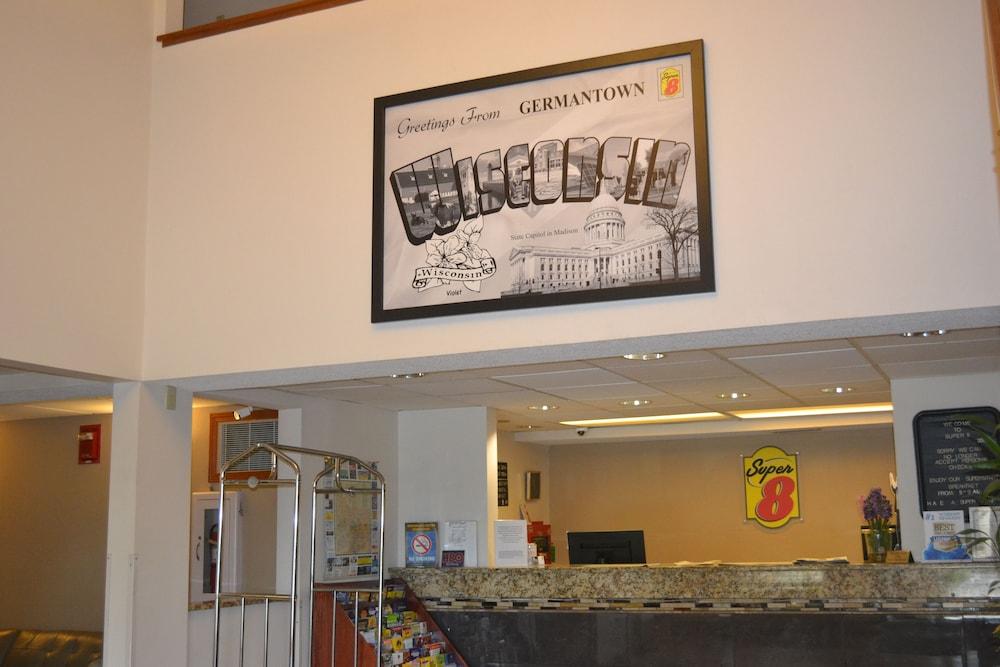 Hotel Super 8 By Wyndham Germantown/Milwaukee Extérieur photo