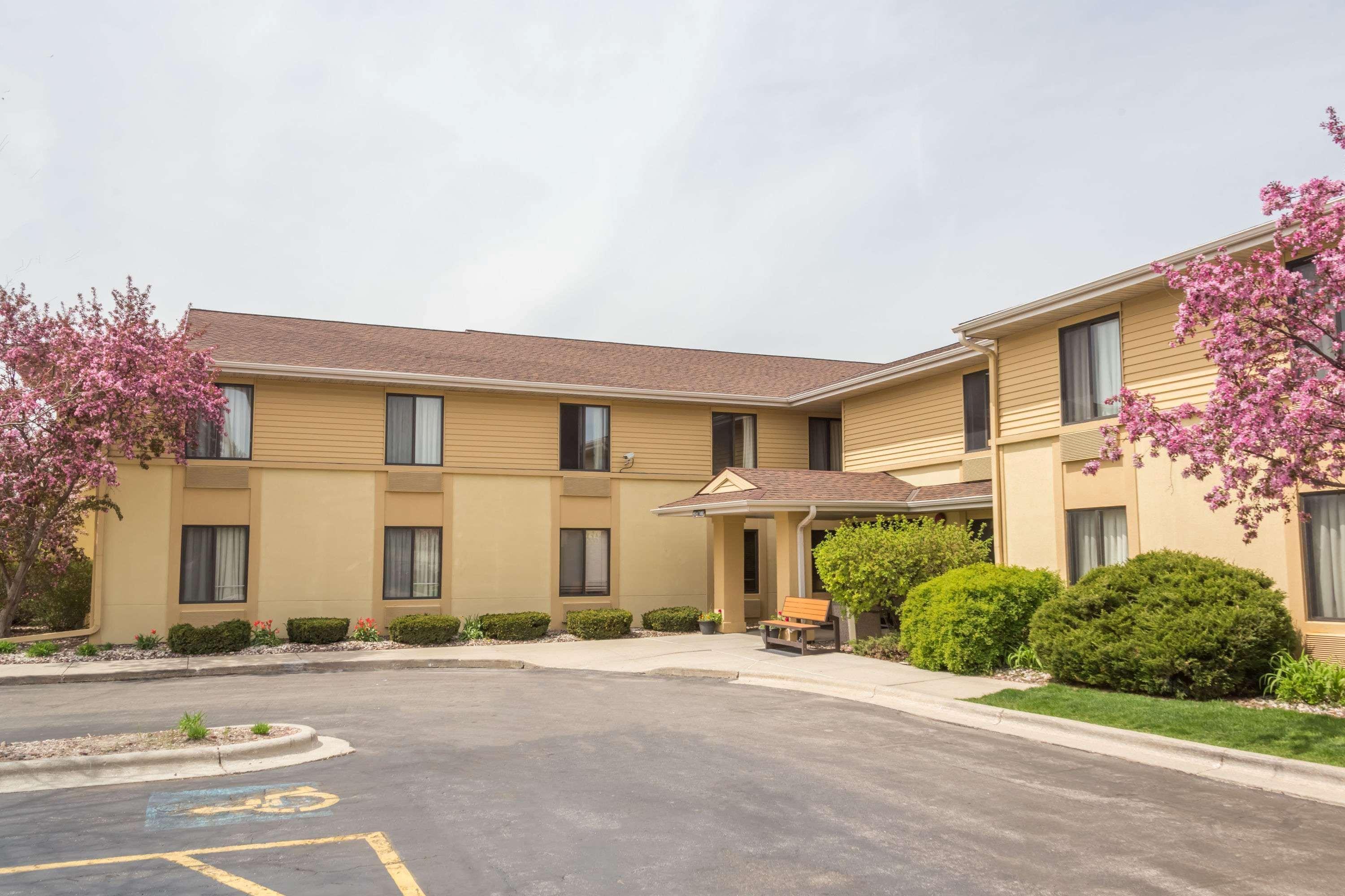 Hotel Super 8 By Wyndham Germantown/Milwaukee Extérieur photo