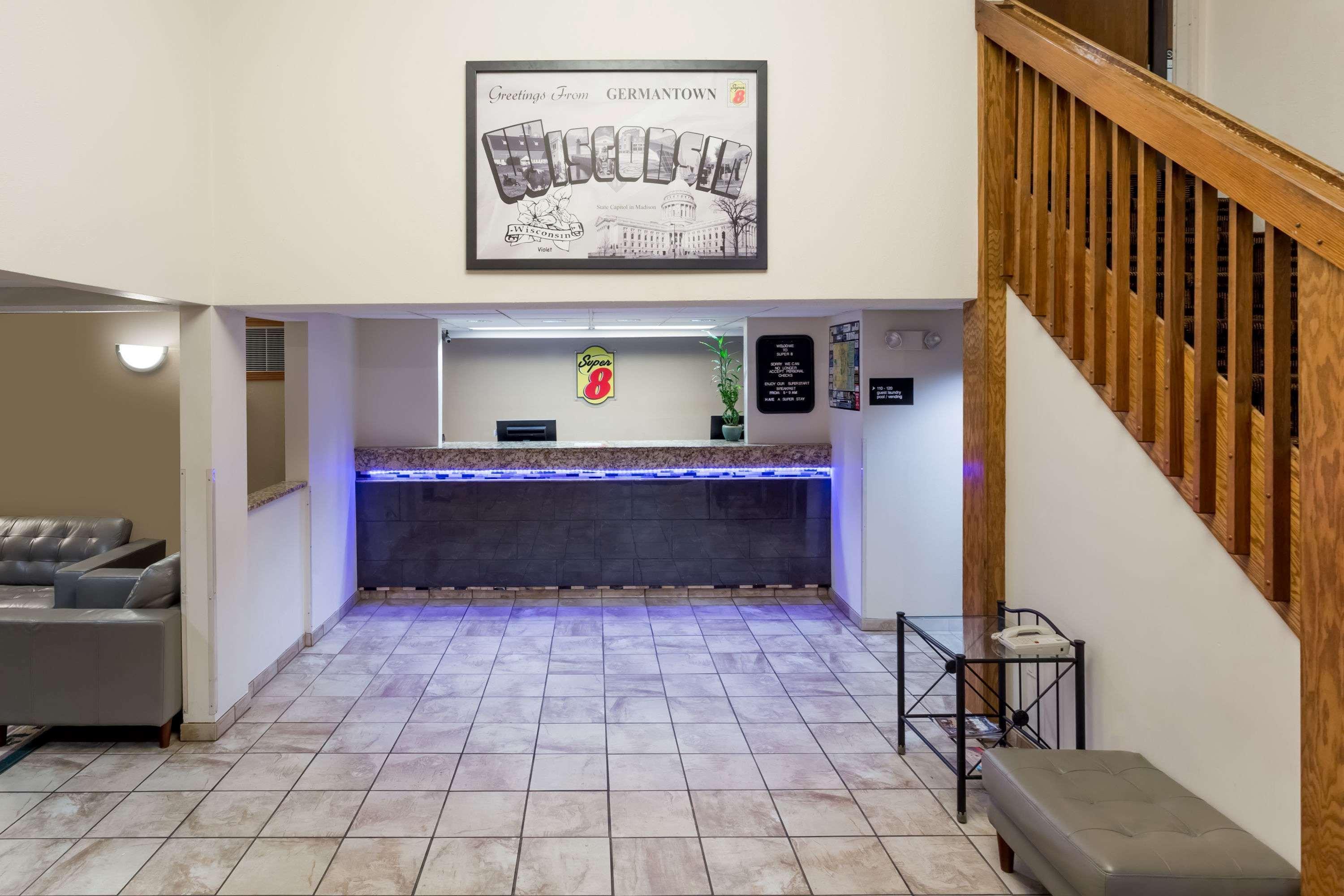 Hotel Super 8 By Wyndham Germantown/Milwaukee Extérieur photo