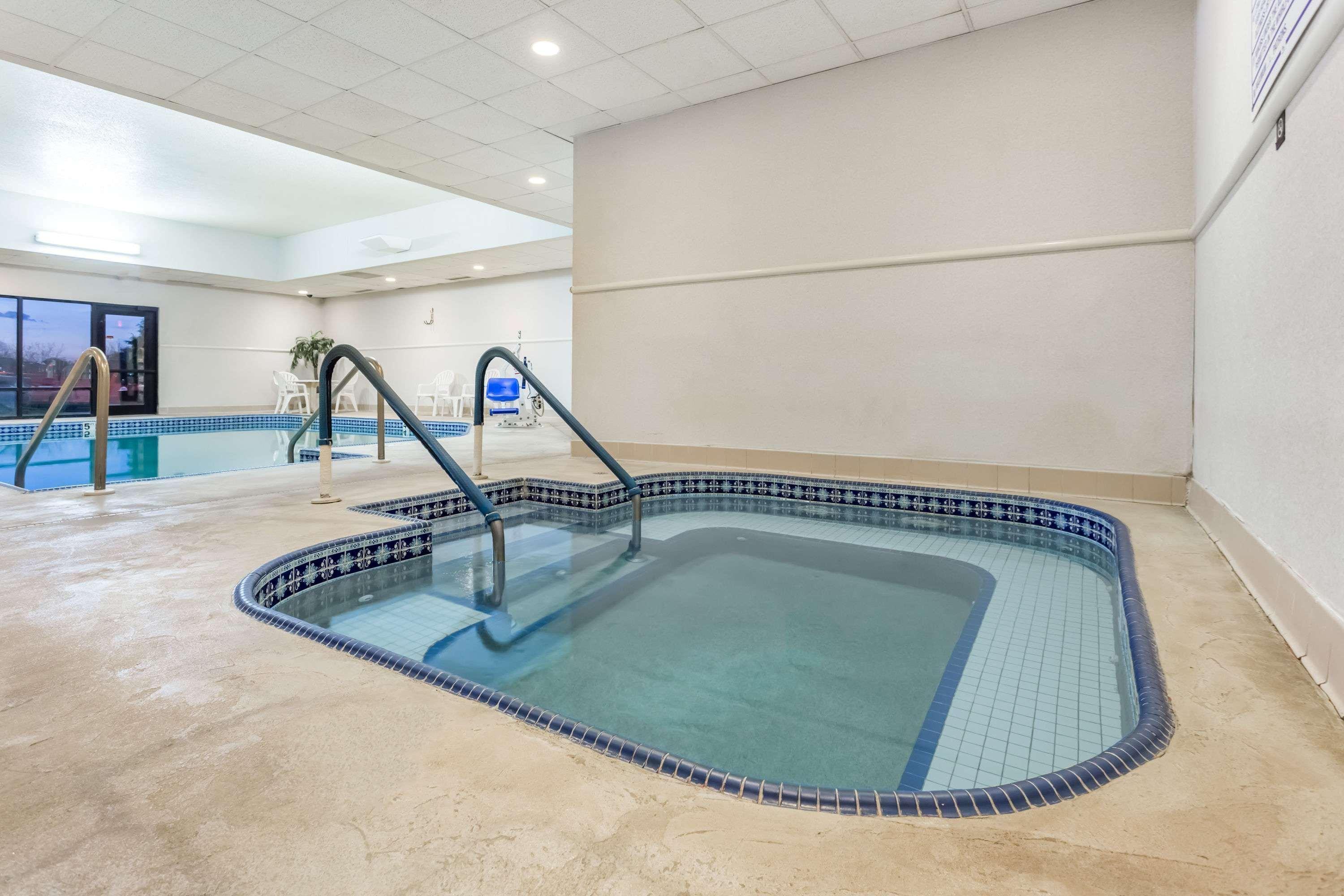 Hotel Super 8 By Wyndham Germantown/Milwaukee Extérieur photo