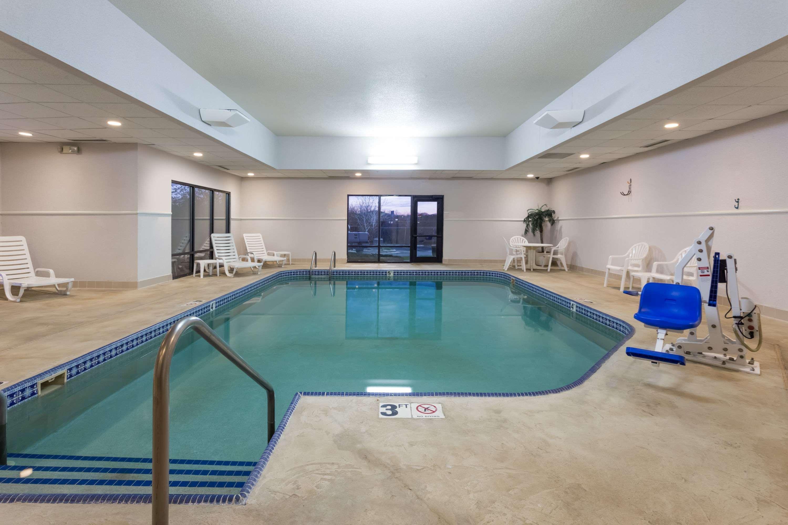 Hotel Super 8 By Wyndham Germantown/Milwaukee Extérieur photo