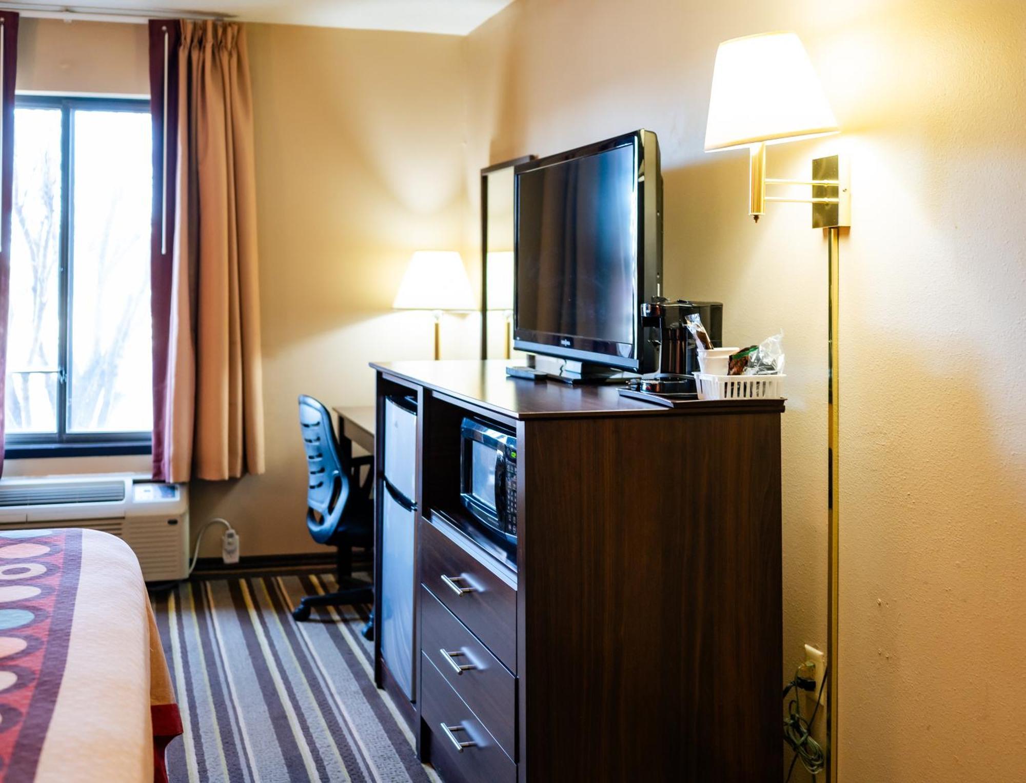 Hotel Super 8 By Wyndham Germantown/Milwaukee Extérieur photo