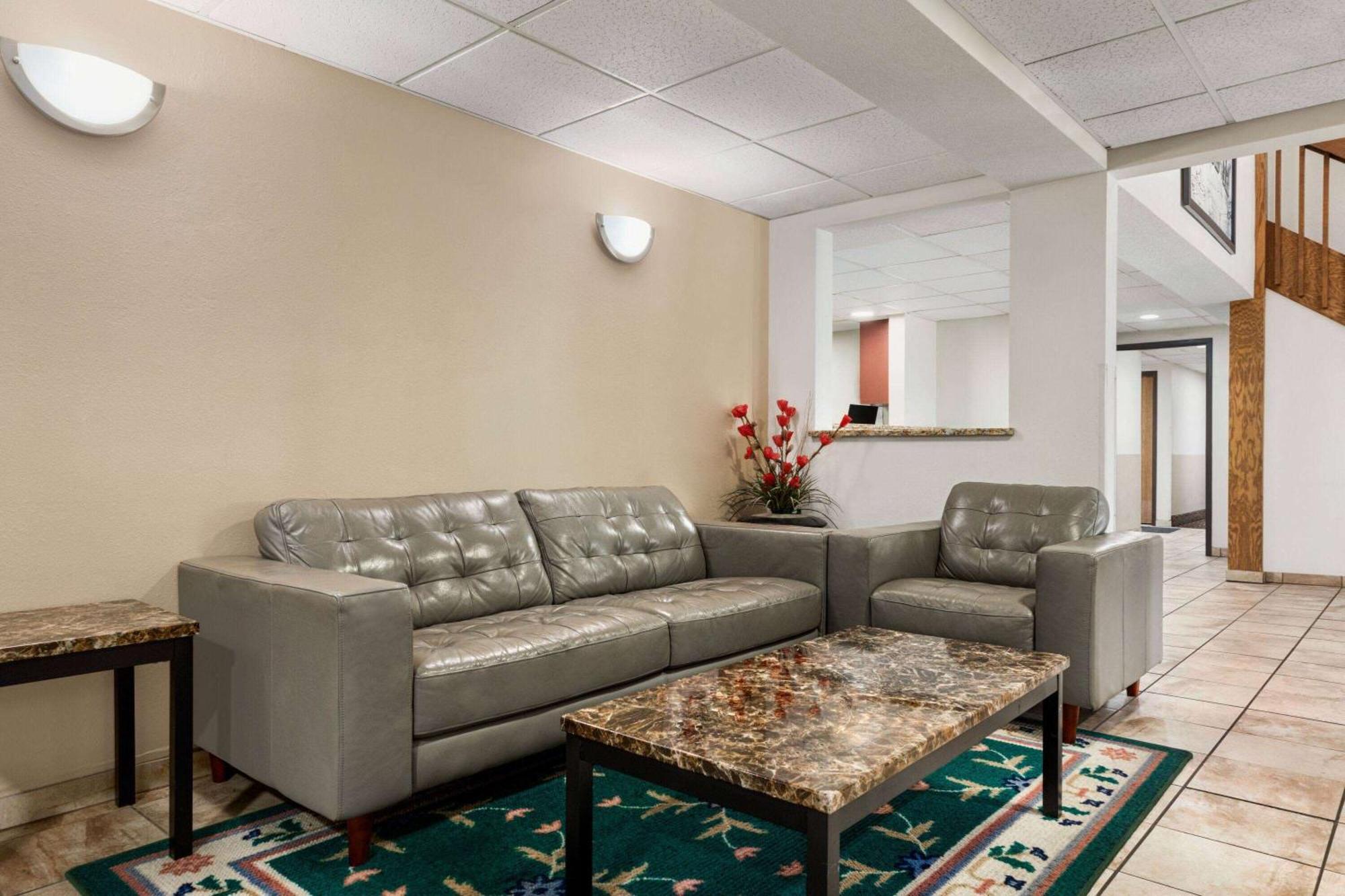 Hotel Super 8 By Wyndham Germantown/Milwaukee Extérieur photo