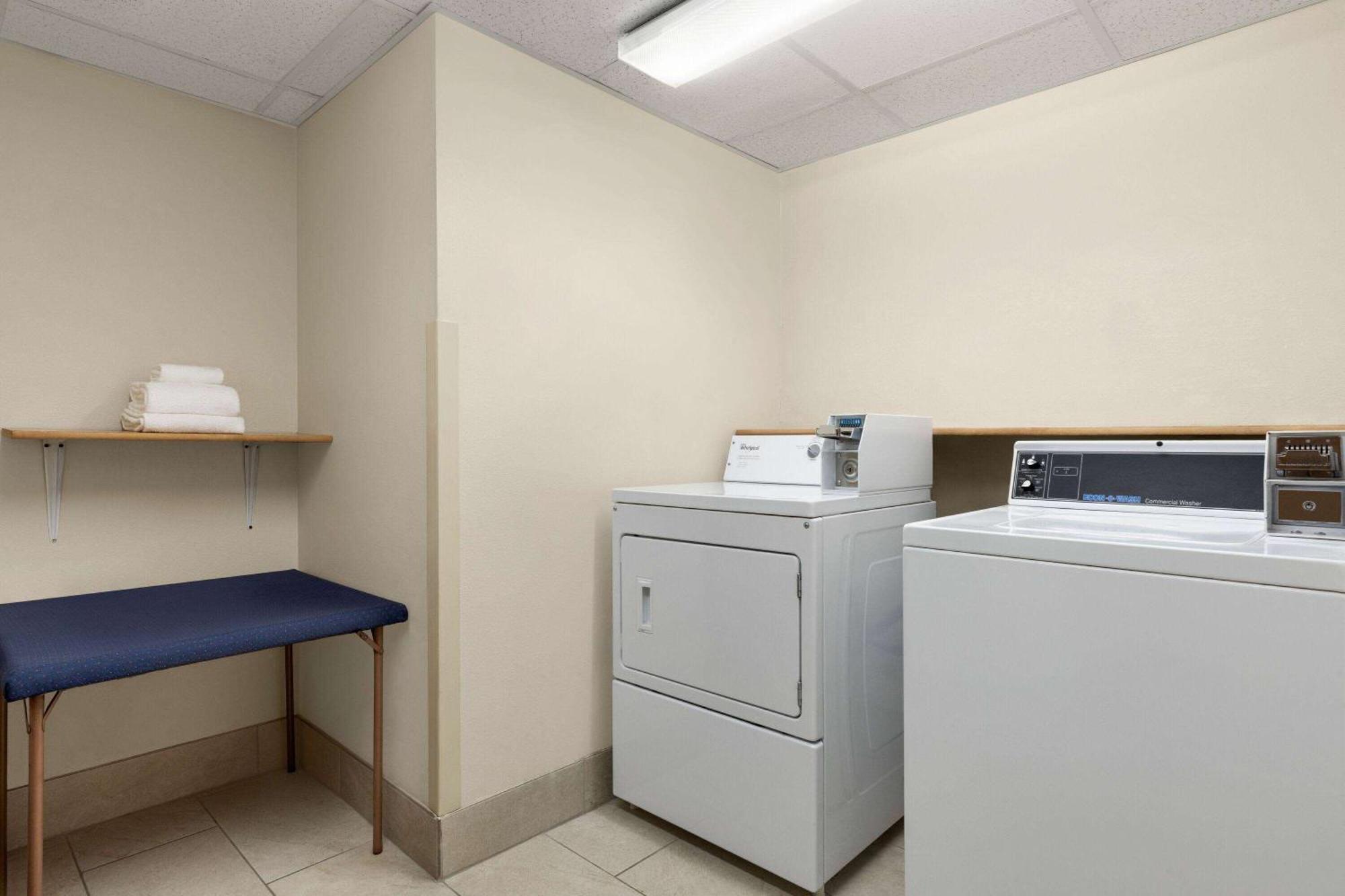 Hotel Super 8 By Wyndham Germantown/Milwaukee Extérieur photo