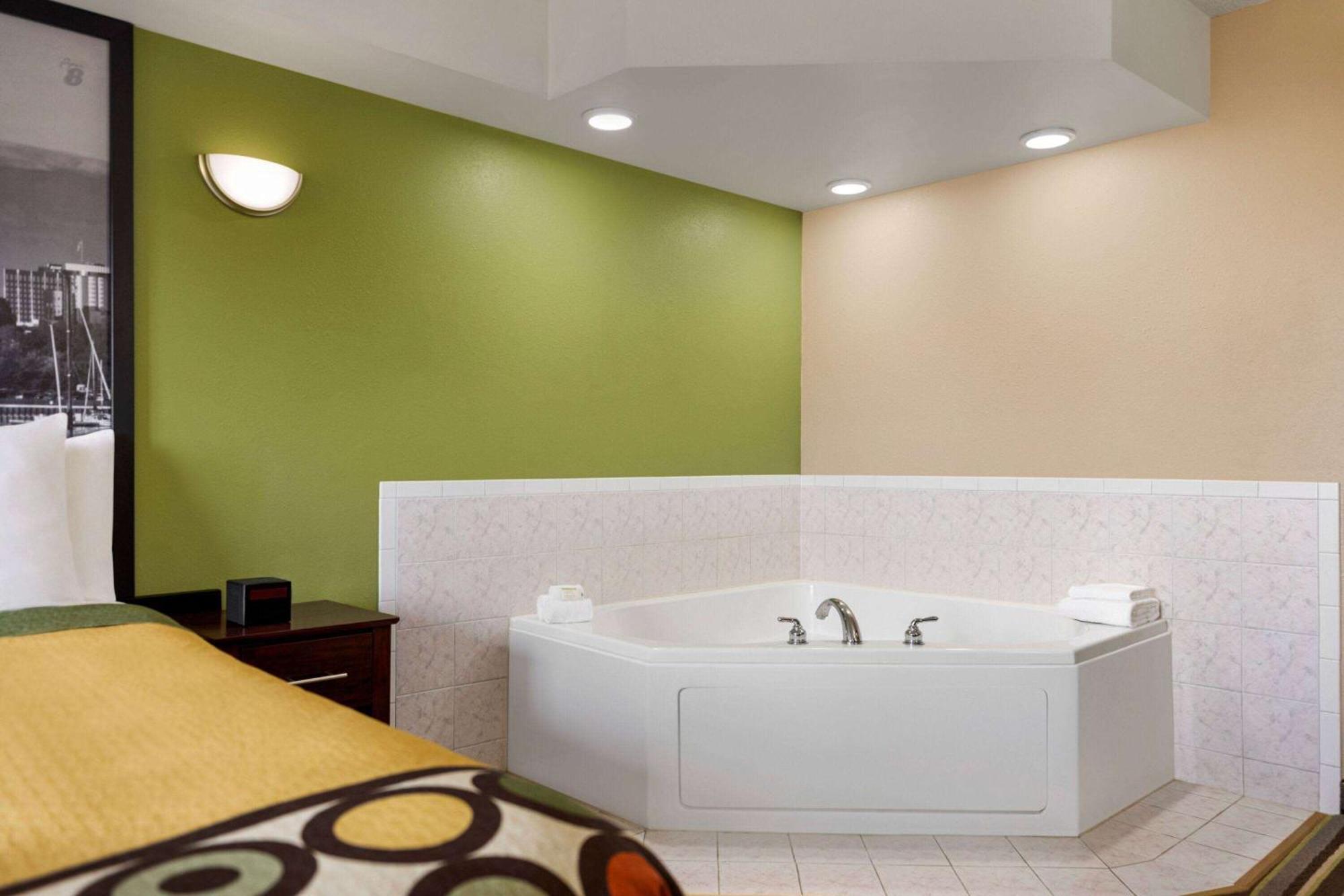 Hotel Super 8 By Wyndham Germantown/Milwaukee Extérieur photo
