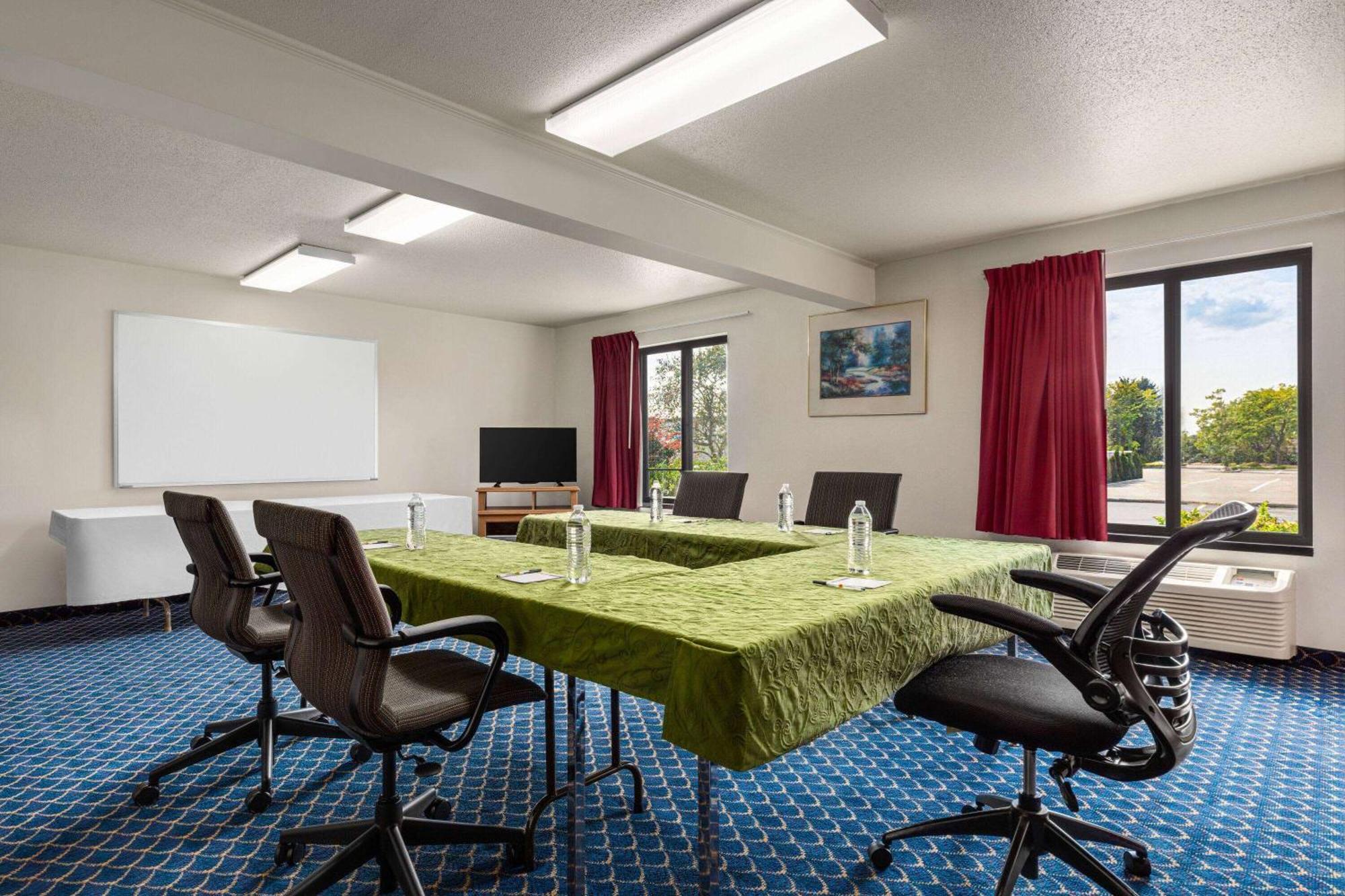 Hotel Super 8 By Wyndham Germantown/Milwaukee Extérieur photo