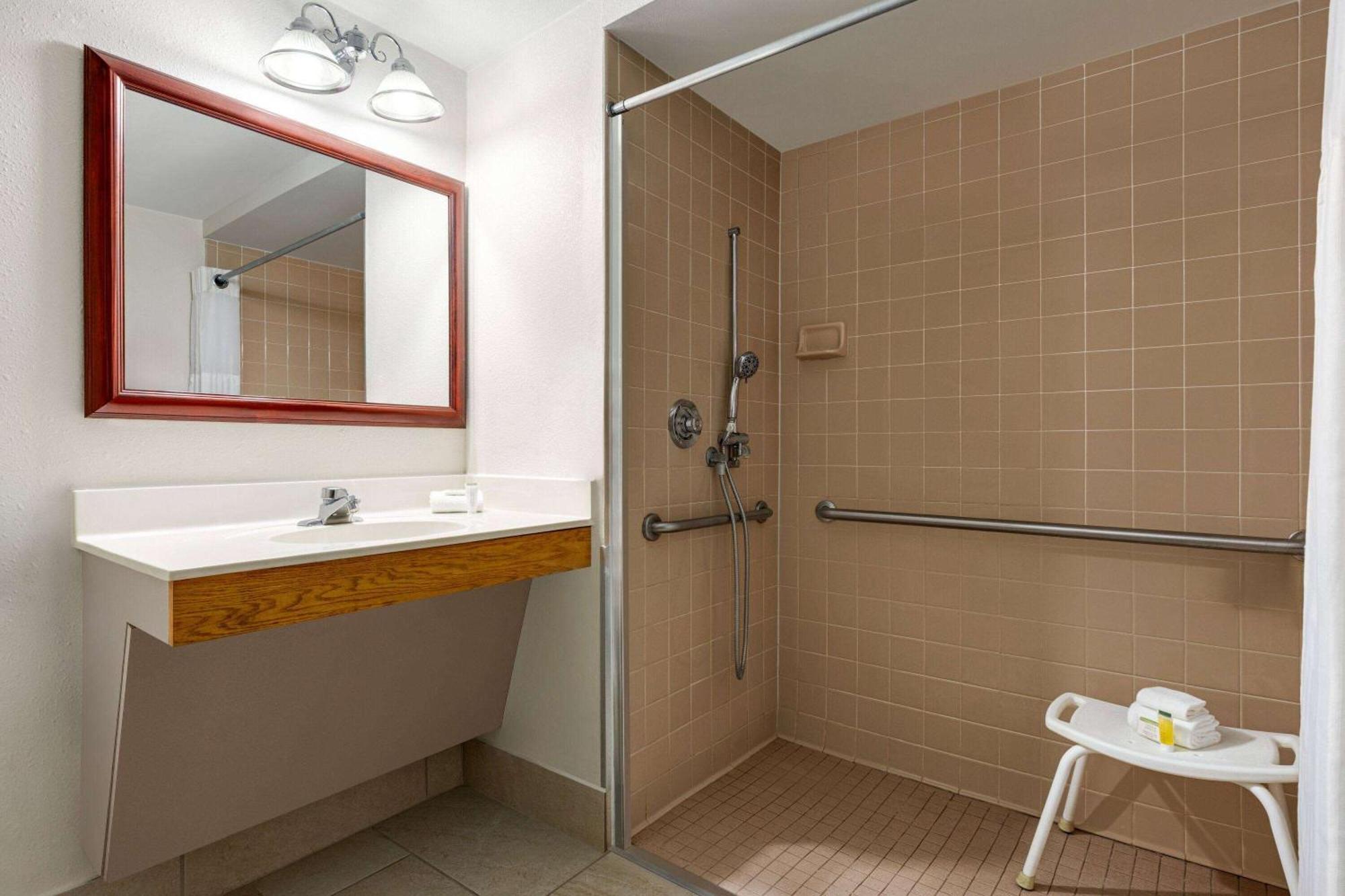 Hotel Super 8 By Wyndham Germantown/Milwaukee Extérieur photo