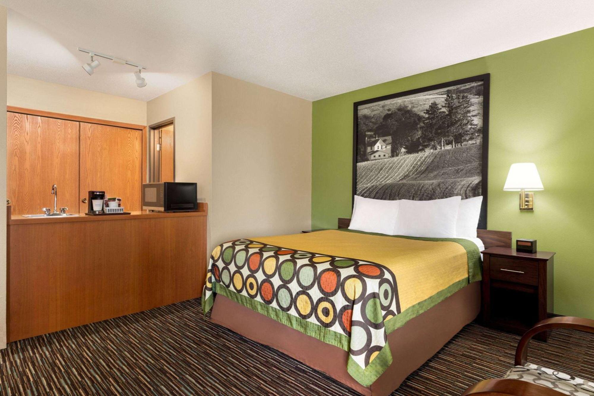Hotel Super 8 By Wyndham Germantown/Milwaukee Extérieur photo