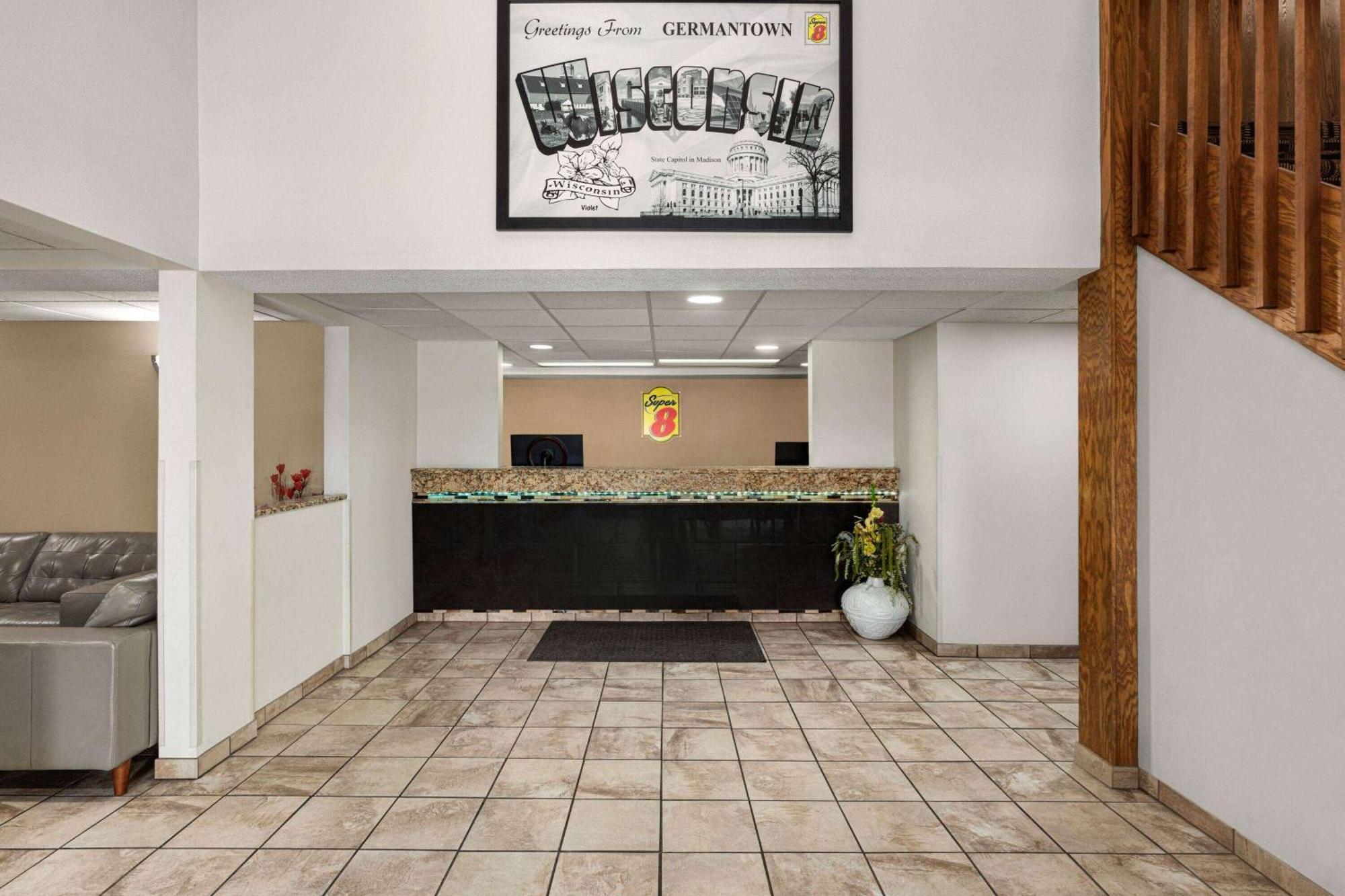 Hotel Super 8 By Wyndham Germantown/Milwaukee Extérieur photo