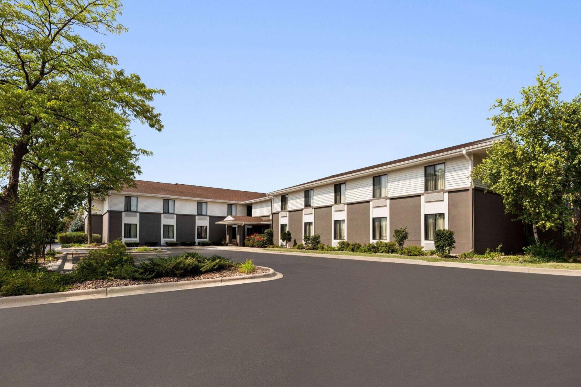 Hotel Super 8 By Wyndham Germantown/Milwaukee Extérieur photo