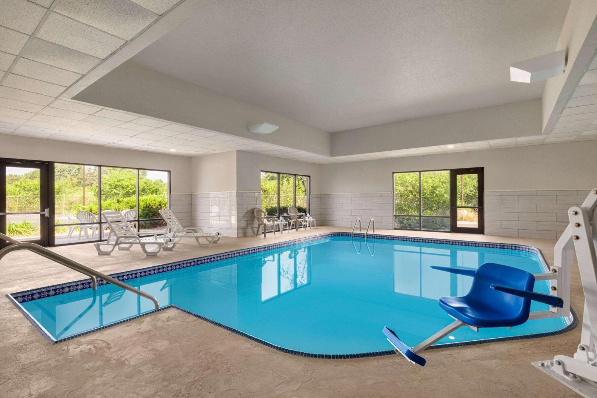 Hotel Super 8 By Wyndham Germantown/Milwaukee Extérieur photo