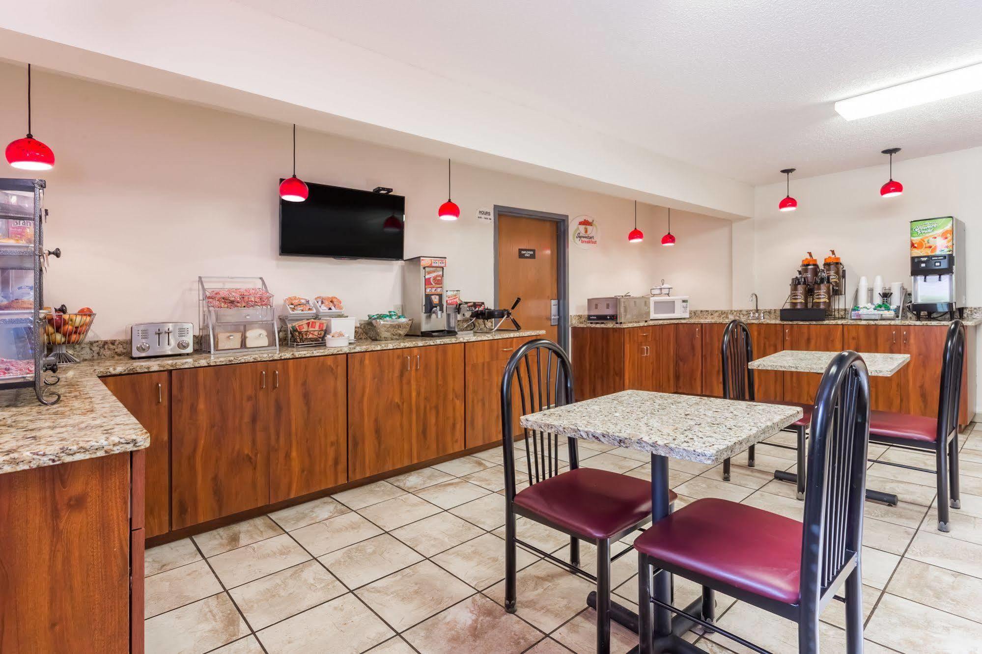 Hotel Super 8 By Wyndham Germantown/Milwaukee Extérieur photo
