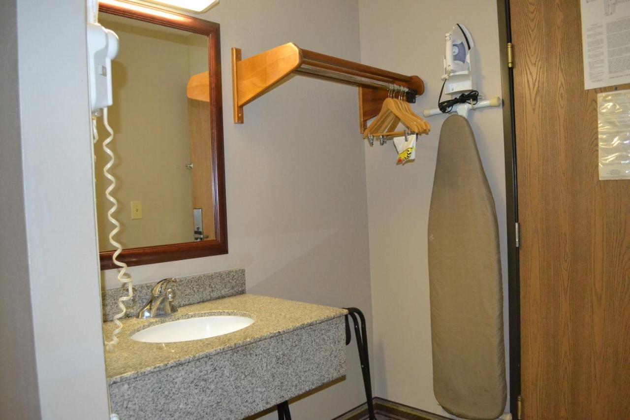 Hotel Super 8 By Wyndham Germantown/Milwaukee Extérieur photo