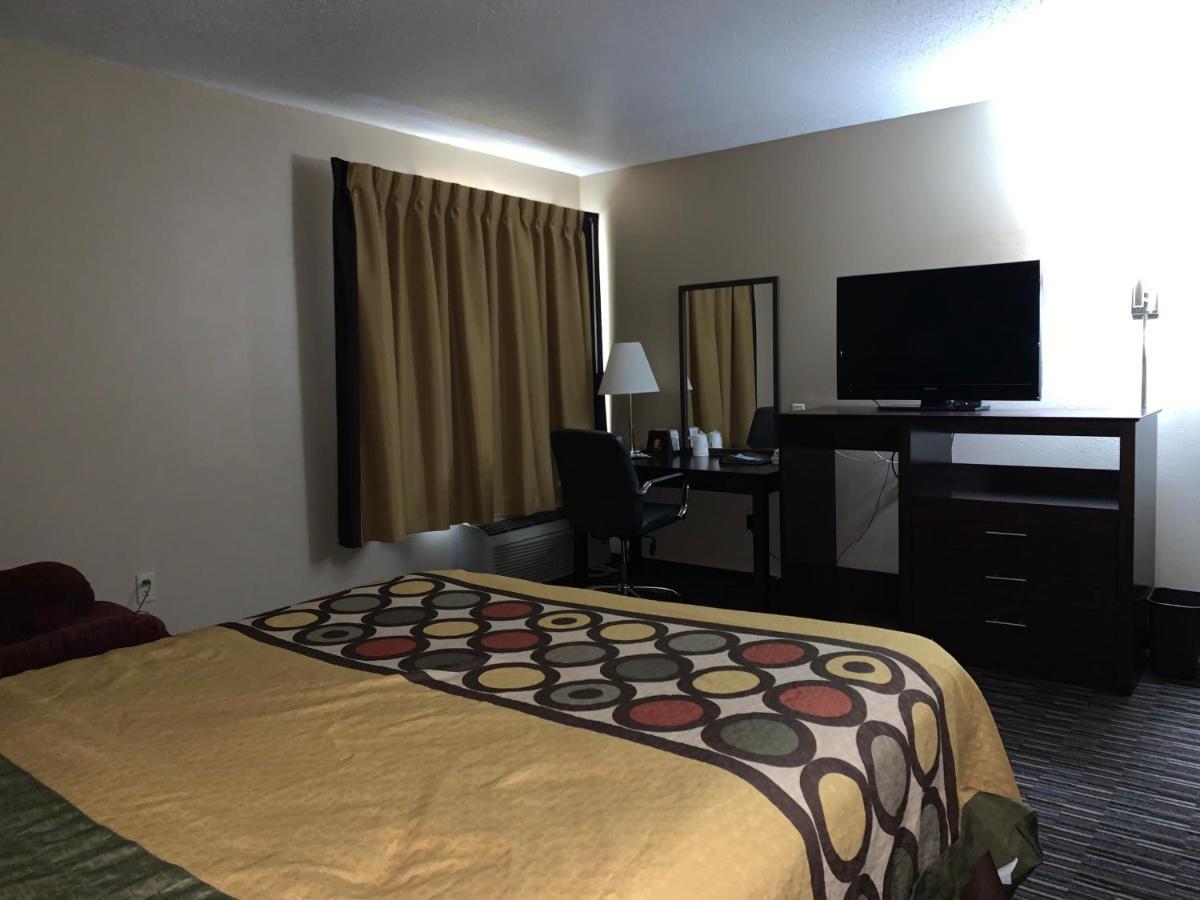 Hotel Super 8 By Wyndham Germantown/Milwaukee Extérieur photo