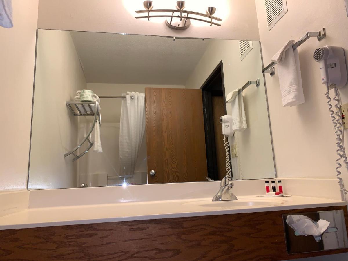 Hotel Super 8 By Wyndham Germantown/Milwaukee Extérieur photo