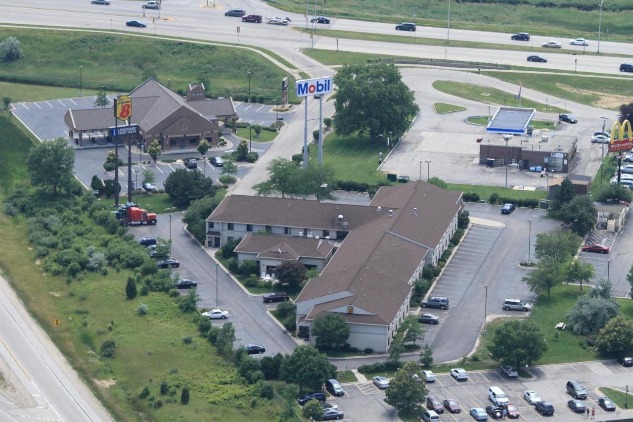 Hotel Super 8 By Wyndham Germantown/Milwaukee Extérieur photo